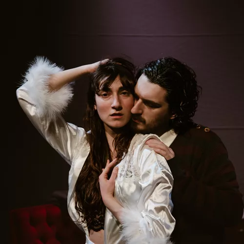 Το ξενοδοχείο η νύχτα που πέφτει