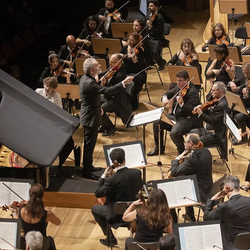 Έξοχα προγράμματα ρωσικής μουσικής με ιδιοφυείς νέους πιανίστες (Κολέσνικοφ, Τσακμούρ) σε συναυλίες των Κρατικών Ορχηστρών Αθηνών και Θεσσαλονίκης