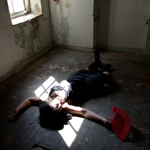 "Τυφλή, τυφλή φοράδα, πού πας;": Η Δέσποινα Σαραφείδου επιστρέφει με τον καθηλωτικό μονόλογο