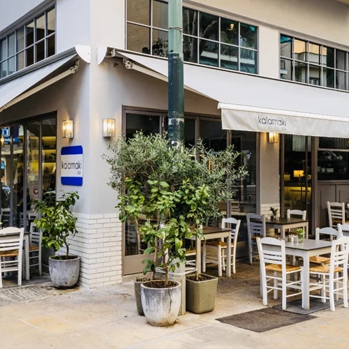 Καλαμάκι ή σουβλάκι; To "Kalamaki Bar" στο Κουκάκι δίνει την απάντηση