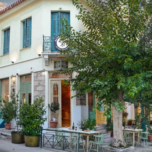 "Retro Gastro": Η αίγλη του Θησείου συναντά την πιο Funky Taverna της Αθήνας