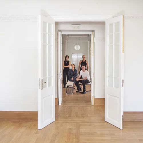 Τι σηματοδοτεί η συγκατοίκηση 3 γκαλερί της Αθήνας στο ιστορικό κτίριο της Τοσίτσα 3 στα Εξάρχεια;