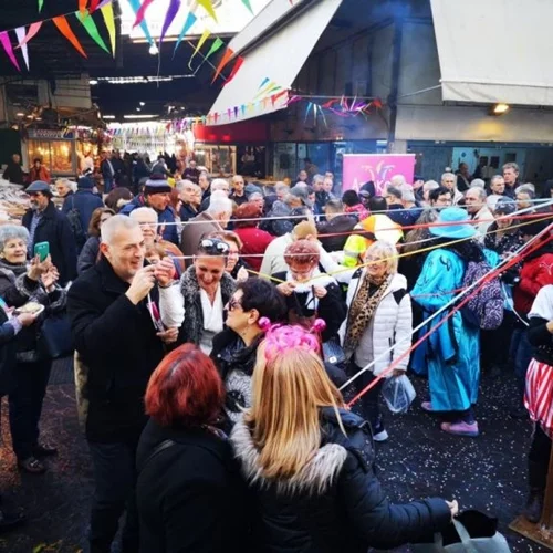 Δήμος Πειραιά: Η πόλη γιορτάζει το έθιμο της Τσικνοπέμπτης στη δημοτική αγορά