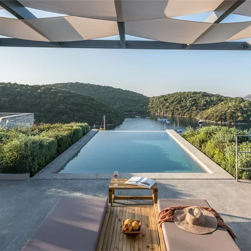 Ένα νέο ξενοδοχείο υψηλής αισθητικής στρέφει τα βλέμματα στα Σύβοτα