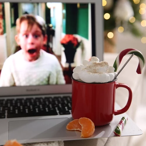 Γιατί στις γιορτές βλέπουμε ξανά και ξανά τις ίδιες χριστουγεννιάτικες ταινίες