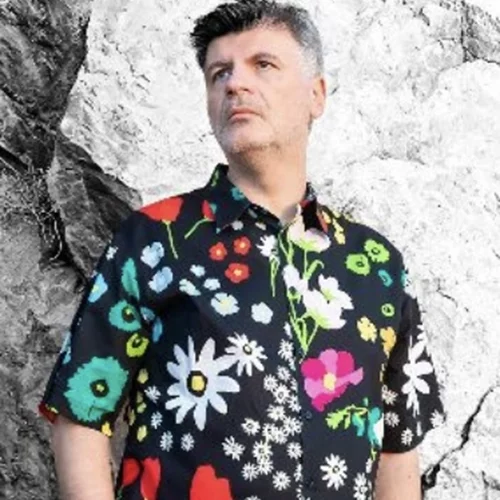 Ο Φοίβος Δεληβοριάς καλεί σε μια μεγάλη μαζική απόδραση από τη "ζαλισμένη πρωτεύουσα"