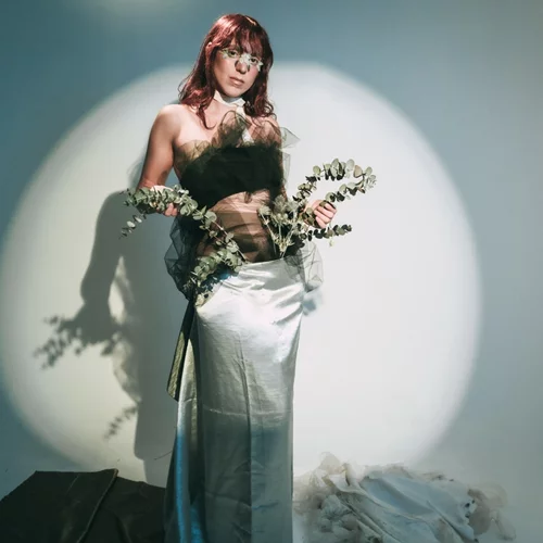 Η Καλλιόπη Μητροπούλου σε μια κινηματογραφική παρουσίαση δίσκου