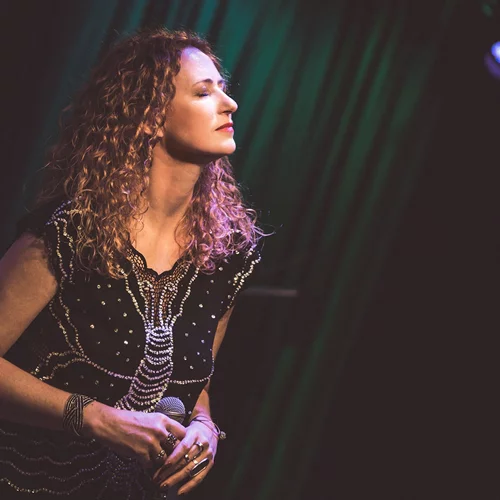 Η Μιράντα Βερούλη "ζωντανεύει" την Astrud Gilberto στο Theatre of the No