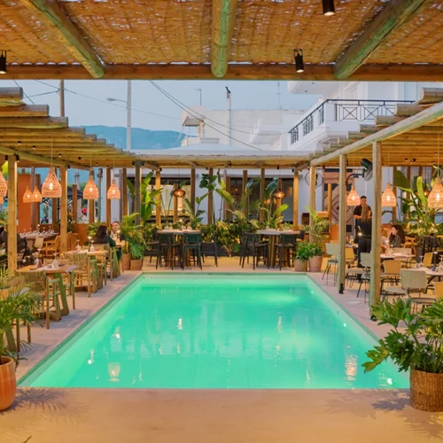 "Montezuma Bar": Tropical vibes και θέα στον Κορινθιακό Κόλπο