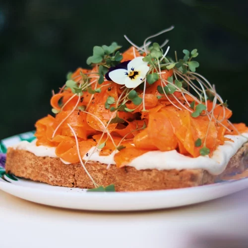 Καθαρόαιμη vegan κουζίνα από τις Vegan Fairies στην πλατεία Καρύτση