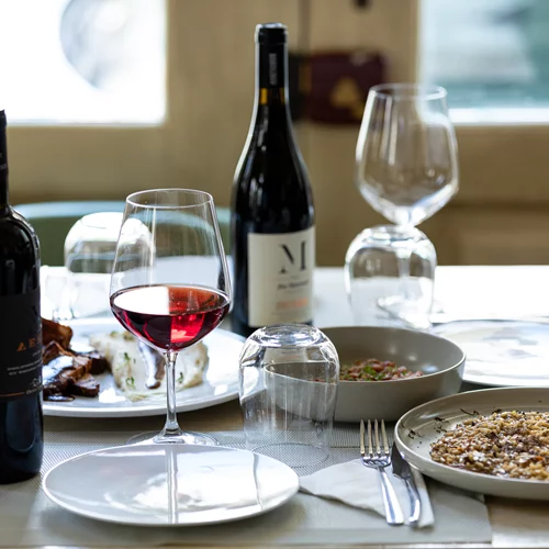 "Retro Gastro Funky Taverna": Ένα στέκι με πολλά πρόσωπα