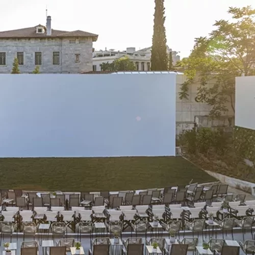 Cine Πολεμικό Μουσείο: Σινεφίλ καλοκαιρινή στάση στο κέντρο της Αθήνας