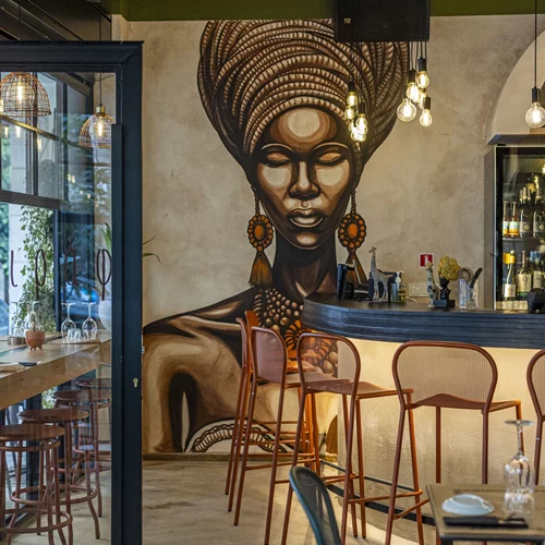 Τι γυρεύει μια καμηλοπάρδαλη (που ξέρει από κρασί) στα Εξάρχεια;