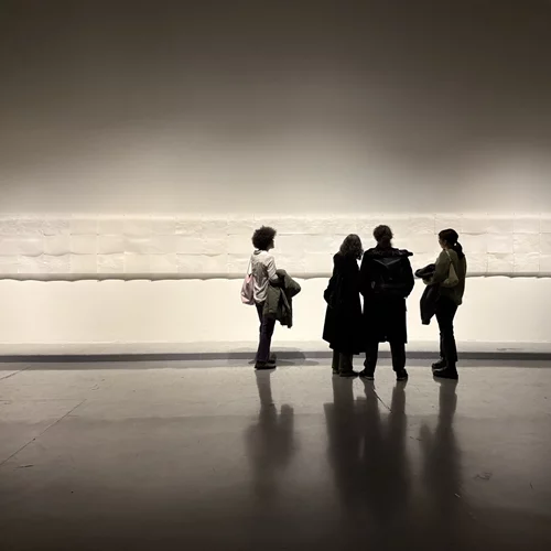 Ξεναγήσεις στην έκθεση "Εγκώμιο της σκιάς" της Νίνας Παπακωνσταντίνου στο Μέγαρο Μουσικής