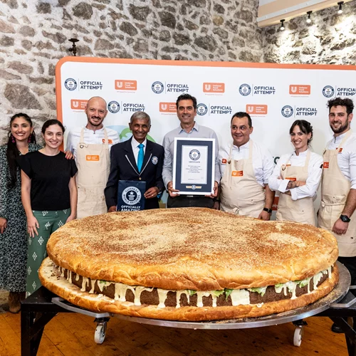 Ρεκόρ Guinness: Το μεγαλύτερο vegan burger στον κόσμο φτιάχτηκε για καλό σκοπό