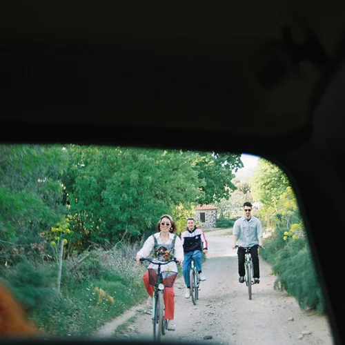 Γλειφιτζούρια: Το νέο single της Lah Porella και ένα καλοκαιρινό βίντεο κλιπ γυρισμένο στην Ερεσό