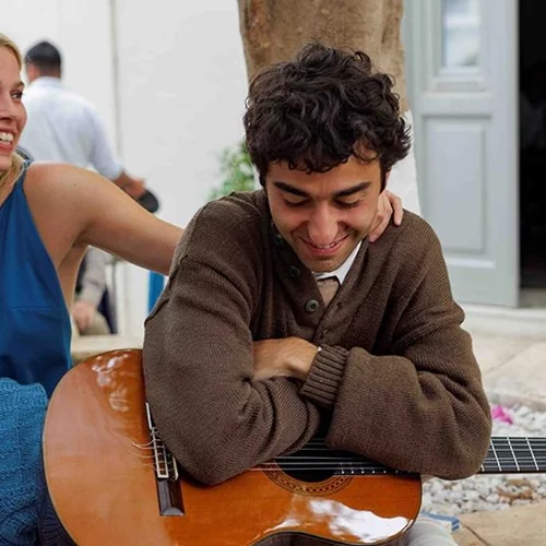 "So long, Marianne": Η βιογραφική σειρά για τον Λέοναρντ Κόεν με αφετηρία την Ύδρα του '60