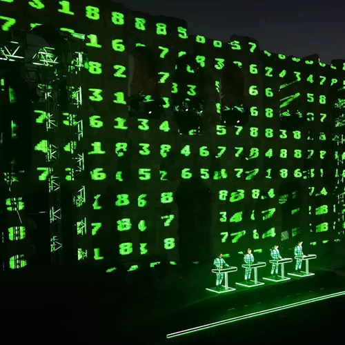 Kraftwerk: Τέχνη, ρομπότ και ιπτάμενοι δίσκοι, κάτω από την Ακρόπολη, σε μία από τις ωραιότερες συναυλίες του καλοκαιριού