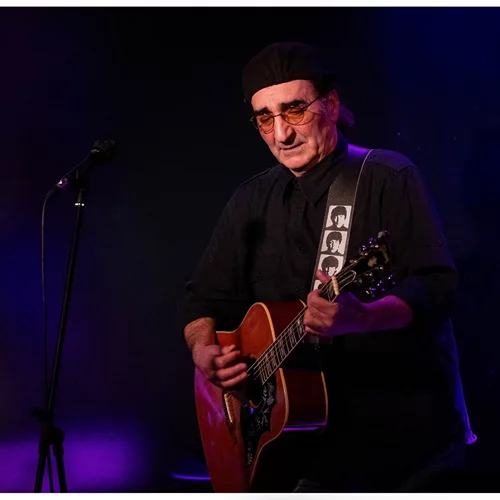 Ο Βασίλης Καζούλης στο "Πόλις": Ενθουσιασμός, νοσταλγία, γλυκές μπαλάντες και υπέροχες διασκευές