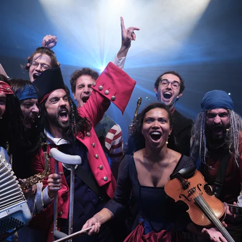 Η εκδοχή του Θωμά Μοσχόπουλου μας συμπαρασύρει σε ένα πειρατικό μουσικοθεατρικό ταξίδι στο "Νησί των θησαυρών"