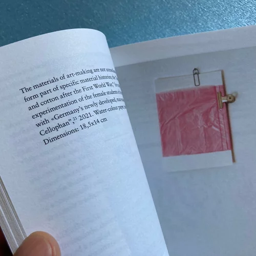 Κουήρ επιστημολογία, έμφυλες καλλιτεχνικές πρακτικές και ύφασμα: Ο Απόστολος Ντελάκος στήνει μια διαφωτιστική έρευνα-έκθεση στις σελίδες ενός βιβλίου