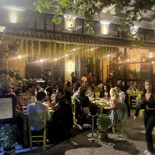 O "Paleos" φέρνει γεύση από ταβέρνα αλά παλαιά στο Θησείο