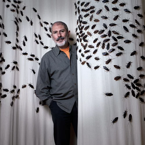 Τολμάτε να μπείτε εκεί όπου έκαναν επιδρομή 2000 κατσαρίδες; Νέα παράταση για την έκθεση του Capten