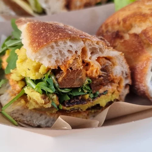 Kitsune Athens: Το vegan street food που έλειπε από τα Εξάρχεια