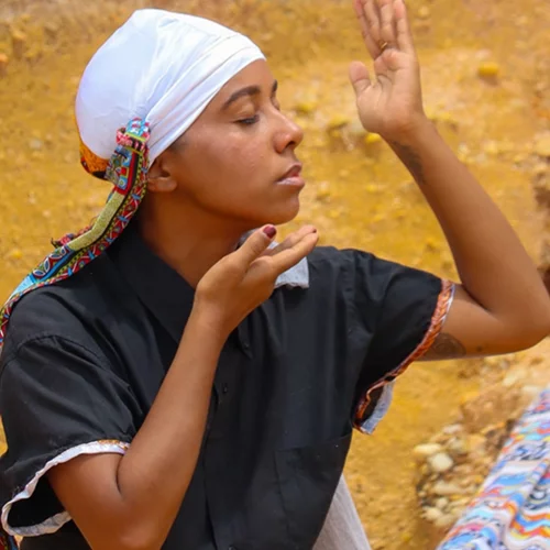 Το "Everyone I Know Is Sick" εξετάζει τον τρόπο που η κοινωνία μας αποκλείει τους ανάπηρους και άρρωστους ανθρώπους