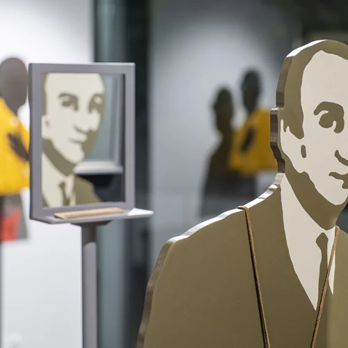 Δημήτρης Χαντζόπουλος και Μαργαρίτα Πουρνάρα μάς ξεναγούν στην έκθεση "Selfies"