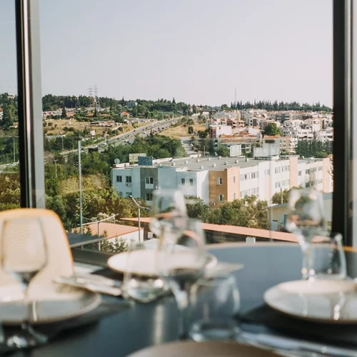 Morrison All Day Bar- Restaurant: Γιορτινό σκηνικό με φαντασμαγορική θέα