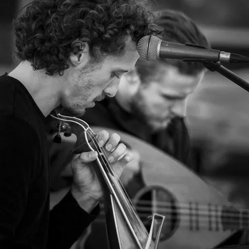 Ο Νίκος και ο Αντώνης Ξυλούρης αποχαιρετούν το καλοκαίρι στο Θέατρο Βράχων