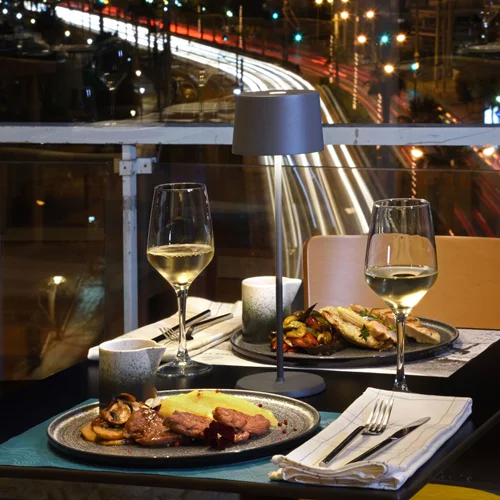 Poseidon hotel: Love is in the air!