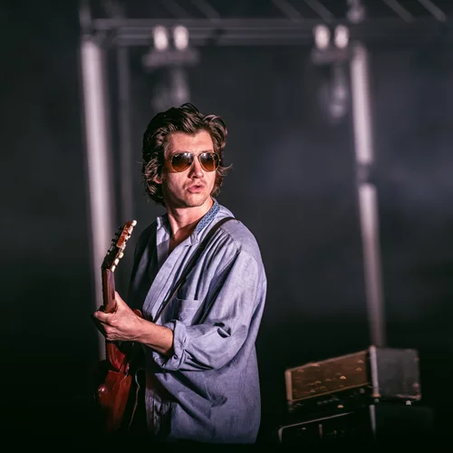 Arctic Monkeys- The Hives: Τα όμορφα sold out όμορφα "καίγονται"