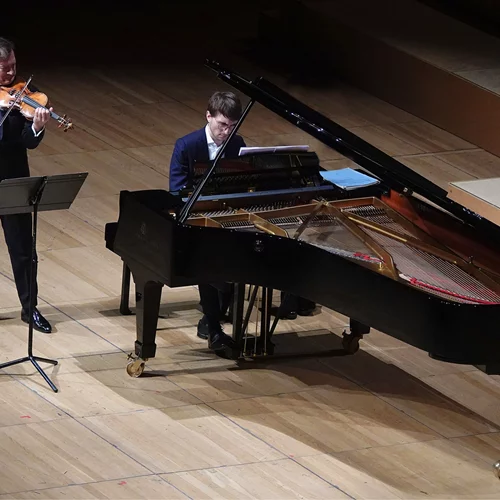 Καθηλωτικά ρεσιτάλ βιολιού-πιάνου στο Μέγαρο: η μουσικότητα του Ρενώ Καπυσόν και η ένταση της Γιούλιας Φίσερ