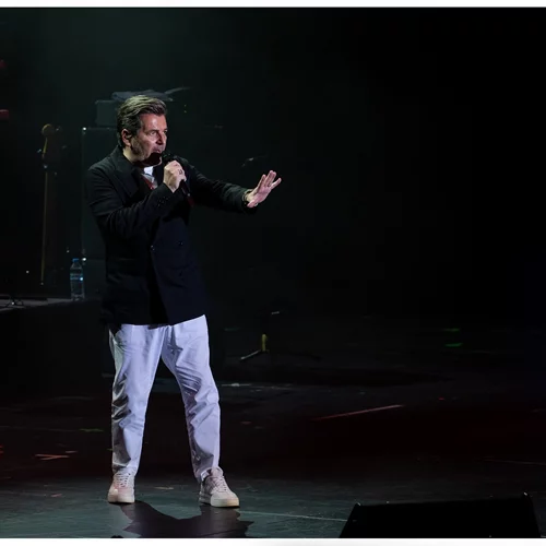 Thomas Anders: Μεταμόρφωσε το "Christmas Theater" σε ντισκοτέκ βγαλμένη από τα 1980s