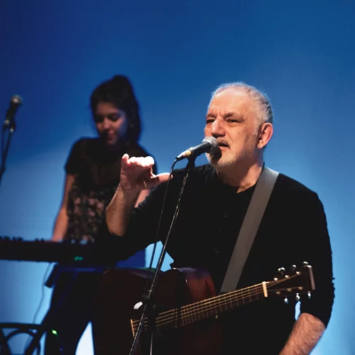 Γυάλινο Μουσικό Θέατρο: ο Νίκος Πορτοκάλογλου ξεσηκώνει, κρατώντας "Ένα Φως Αναμμένο"