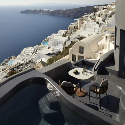 "Kivotos Santorini" & "Mavro" δίνουν άλλο χρώμα στη Σαντορίνη