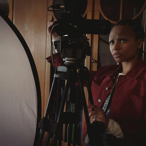 Τσάρλι Μπρούκερ: "Το "Black Mirror" δεν αφορά τη "διαβολική" τεχνολογία, αλλά την ανθρώπινη τάση προς το χάος"