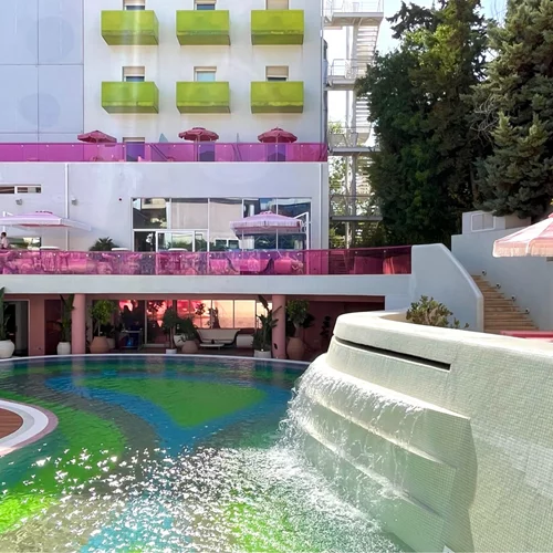 Το "Semiramis" καλωσορίζει το καλοκαίρι με το opening της ανανεωμένης πισίνας του