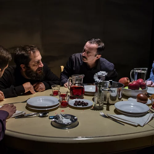 "Καλά, εσύ σκοτώθηκες νωρίς": Για δεύτερη χρονιά ανεβαίνει το συνταρακτικό αφήγημα του Χρόνη Μίσσιου