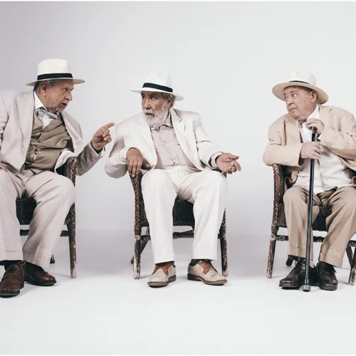 Τρεις "Ήρωες" καταλαμβάνουν το θέατρο Από Μηχανής