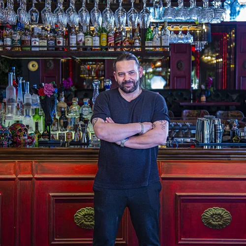 Ο Παντελής Αργύρης είναι και ψυχολόγος και μπάρμαν