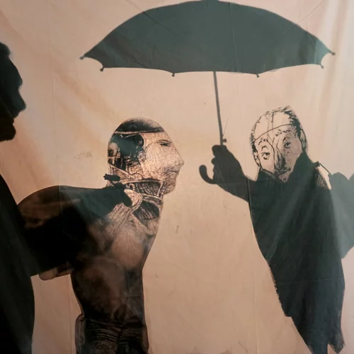 "Στη σκιά του Λούσια": Το μυθιστόρημα του Νίκου Χουλιαρά ζωντανεύει σε μια ιδιαίτερη σύζευξη θεάτρου και θεάτρου σκιών