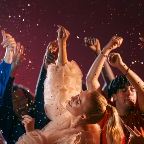 Ό,τι hot παίζει για διασκέδαση στην πόλη σε περιμένει στο More.com