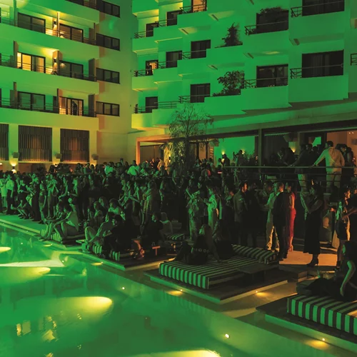 To Ace Hotel & Swim Club Athens κλείνει τη σεζόν με Valeron και Tourist Ath επαναπροσδιορίζοντας τον ορισμό των Golden Hour Events στην Αθηναϊκή Ριβιέρα