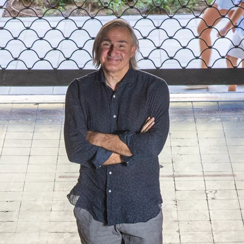 Αποκλειστική συνέντευξη: Ο Άκης Σακελλαρίου για το "Άρωμα Γυναίκας" που έρχεται στο Βρετάνια τη σεζόν 2025-26