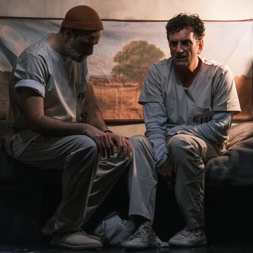 Theatre pick: "Τελευταία έξοδος - Ρίτα Χέιγουορθ", το συναρπαστικό best seller σε μια παράσταση ξεχωριστής ατμόσφαιρας και δυνατών ερμηνειών