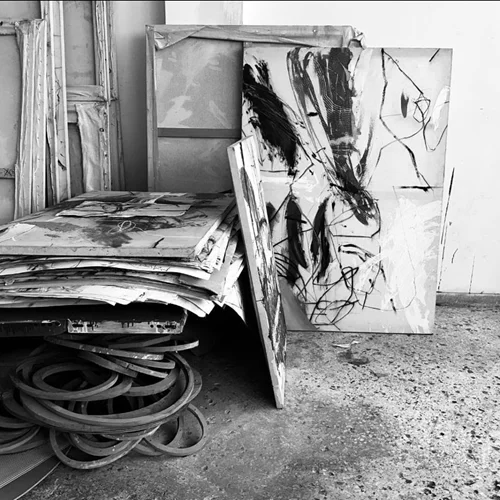 Αφαίρεση και σημειολογία συνομιλούν στην εγκατάσταση "Αναsynθεση" που παρουσιάζει η Γκαλερί 7