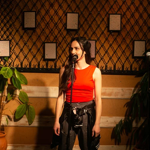 Αφιέρωμα στο θέατρο των Millennials: Η Χρύσα Κολοκούρη και οι "Δε Μιλένιαλς"